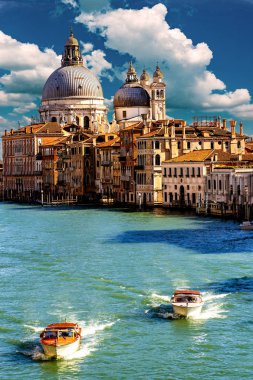 Büyük Kanal ile Basilica di Santa Maria della Venedik, İtalya'da selam söyle. Venedik Grand Canal görünümünü. Mimari ve simgesel bir Venedik. 
