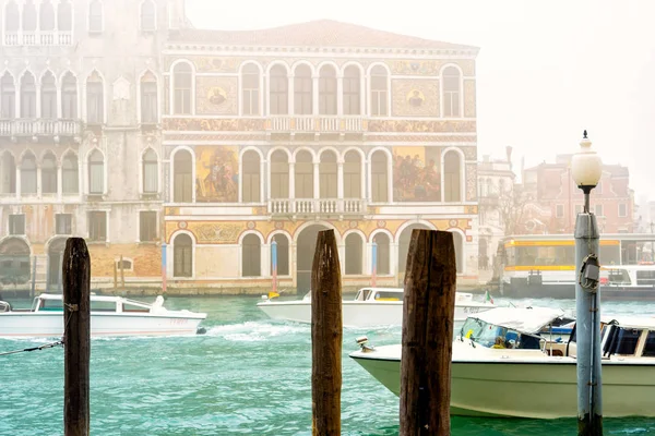 Tipica Strada Veneziana Bussy Nebbiosa Giornata Primaverile Italia Canale Venezia — Foto Stock