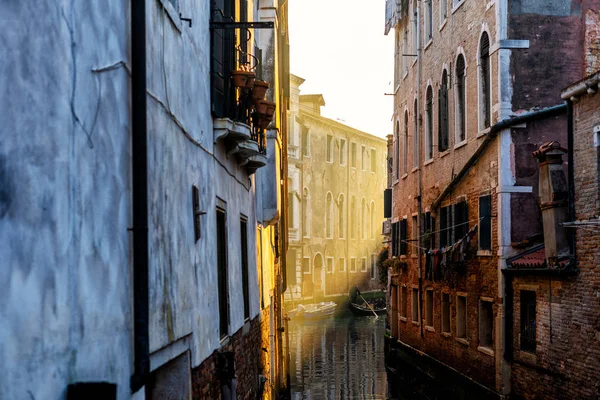 Классическая Фотография Венецианских Каналов Гондолой Через Канал Красивом Вечернем Свете — стоковое фото