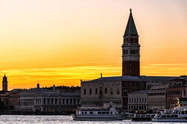夕暮れ時 ヴェネツィアのドゥカーレ宮殿とサン マルコ カンパニール鐘楼カラフルなヴェネツィアの町並み — ストック写真
