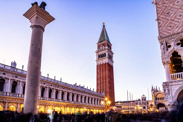 長時間露光の夜遅くのサン マルコ広場ヴェネツィア Venezia イタリアの教会広場のビュー — ストック写真
