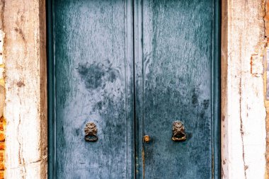 Venedik, İtalya için eski bir duvarındaki vintage kapı Görünümü Kapat.