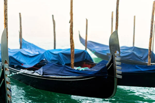 Góndolas Tradicionales Venecia Durante Día Primavera Brumoso Brumoso Italia — Foto de Stock