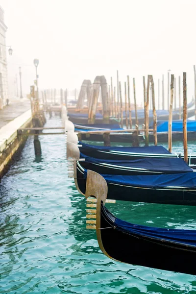 霧春の日 イタリア中にヴェネツィアの伝統的なゴンドラ — ストック写真