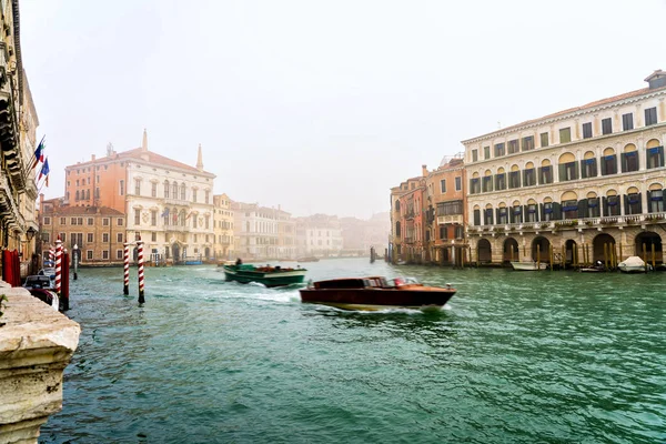 春の霧深い日 イタリアの典型的なブュッシー ベネチア通り 霧の中で伝統的なヴェネツィアの運河 — ストック写真