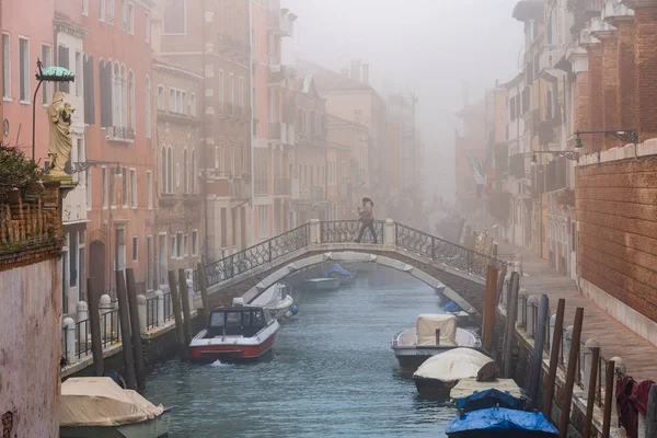 Foggy Nebbioso Giorno Venezia Canale Vecchie Case Storiche Barche Con — Foto Stock