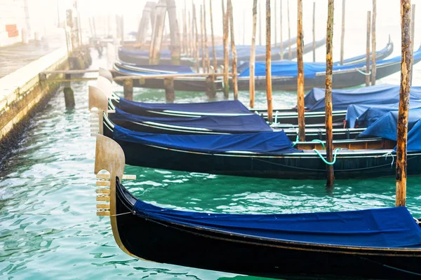 Tradycyjne Gondole Wenecji Ciągu Dnia Wiosny Mglisty Mglisty Włochy — Zdjęcie stockowe