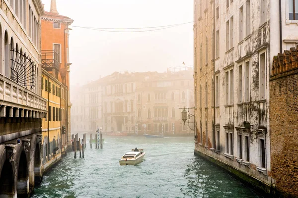 Típica Rua Veneziana Bussy Dia Nebuloso Primavera Itália Canal Arroz — Fotografia de Stock