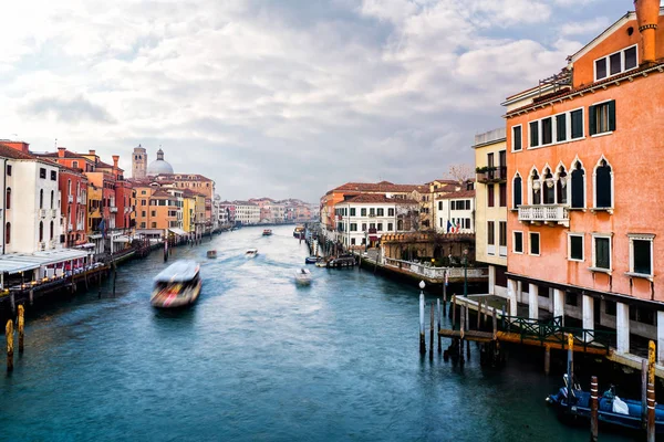 Famoso Canal Grande Con Muchos Barcos Venecia Italia — Foto de Stock