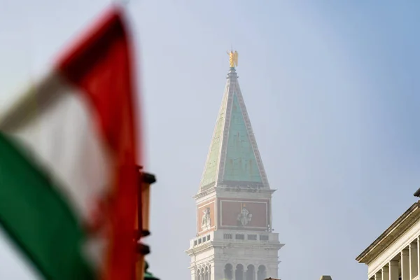 サンマルコ広場 ヴェネツィア イタリアのサン マルコ鐘楼 の前にイタリアの国旗 マルコ広場の鐘楼にセレクティブ フォーカス — ストック写真