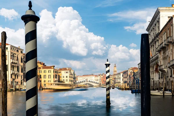 Famous Canal Grande Rialto Pozadí Během Krásného Letního Dne Benátky — Stock fotografie