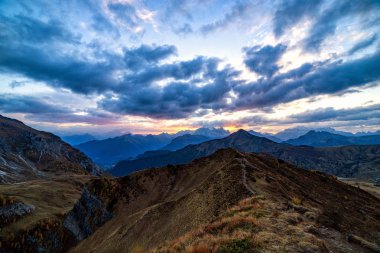 İtalyan Alpleri'nde görkemli Dolomites dağların güzel günbatımı atış. Manzara yüksek rocky dağlarında atış sonbahar süre boyunca İtalyan Dolomites.