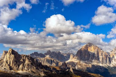 İtalyan Alpleri'nde görkemli Dolomites dağlarının renkli doğal görünümü. Manzara fotoğraf renkli ağaçlar ve rocky Dağları'nın İtalyan Dolomites sonbahar süre içinde.