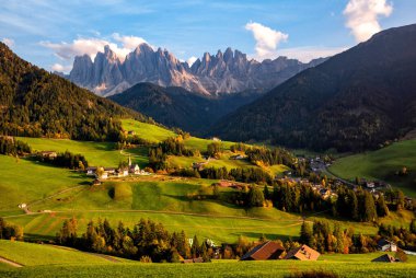 Arka planda büyülü Dolomitler olan Santa Maddalena köyü, Val di Funes vadisi, Trentino Alto Adige bölgesi, İtalya, Avrupa