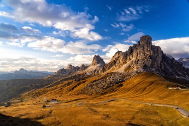 İtalyan Alpleri'nde görkemli Dolomites dağlar doğal görünümünü. Manzara Passo di Giau de İtalyan Dolomites, sonbahar süre içinde.