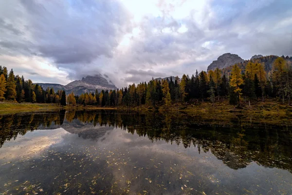在意大利多洛米特的背景下 具有著名的多洛米山峰的安托诺湖的秋季景观 秋天美丽的自然风光和风景秀丽的旅游目的地 — 图库照片