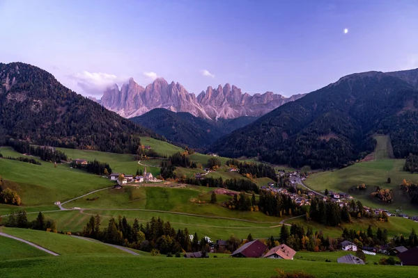 Arka Planda Büyülü Dolomites Dağları Ile Santa Maddalena Köy Val — Stok fotoğraf