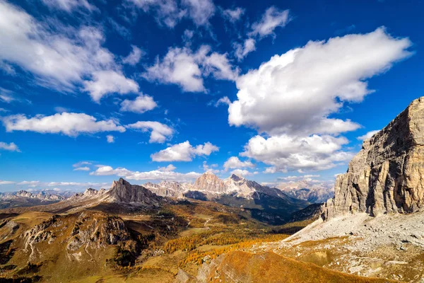 Fargerik Utsikt Majestetiske Dolomittiske Fjellene Italienske Alper Landskapsfoto Fargerike Trær – stockfoto