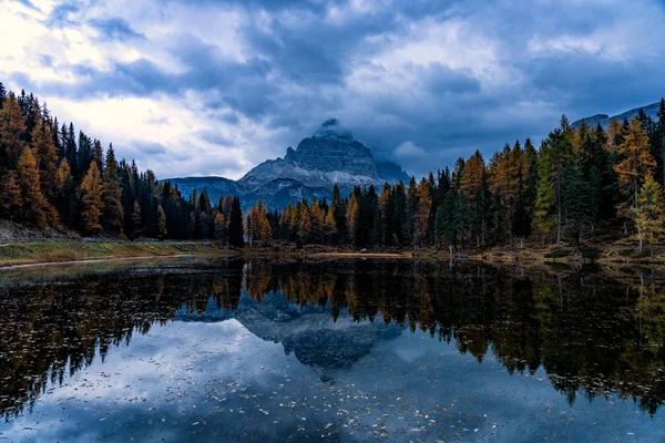 Paisagem Outono Lago Antorno Com Famoso Pico Montanha Dolomitas Tre — Fotografia de Stock