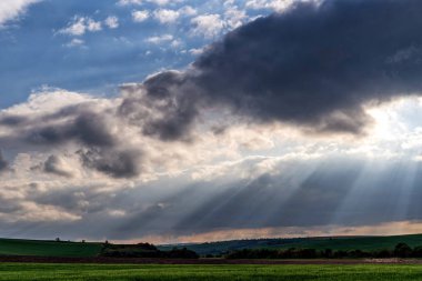Şiddetli fırtınanın dramatik görünümü. Kırsal alanlar üzerinde yağmur ile gök gürültülü sağanak yağışlı.