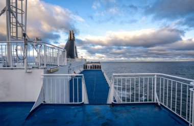 Atlantik Okyanusu 'ndaki üst güvertede Norveç, İzlanda, Faroe Adaları' na giden bir yolcu gemisinde..