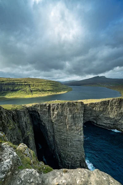 Dramatiskt Landskap Med Oändlighetssjön Sorvagsvatn Eller Leitisvatn Över Havet Färöarna — Stockfoto