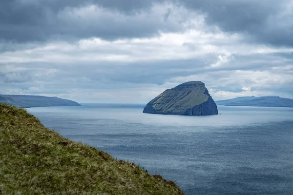 Dramatische Landschaft Der Färöer Inseln Mit Graswiesen Und Felsigen Klippen — Stockfoto