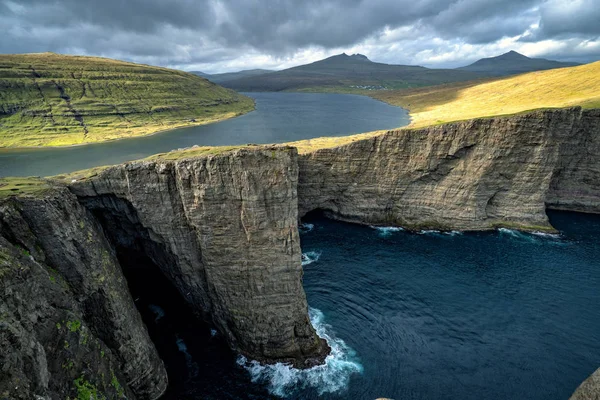 Faroe Adaları 'ndaki sonsuz göl üzerinde Sorvagsvatn (veya Leitisvatn) ile dramatik manzara.