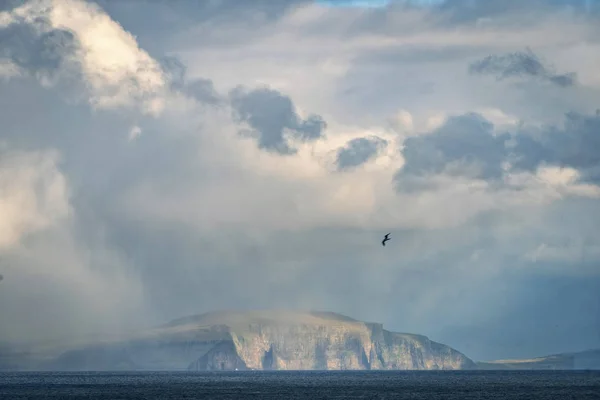 Dramatische Landschaft Der Färöer Inseln Mit Graswiesen Und Felsigen Klippen — Stockfoto