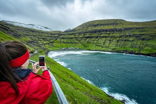 Faroe Adaları Ndaki Uzak Faroe Köyünün Fotoğrafını Çeken Genç Bir — Stok fotoğraf