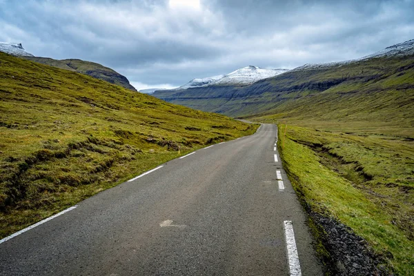 Paisagem Dramática Das Ilhas Faroé Com Estrada Remota Meio Montanhas — Fotografia de Stock