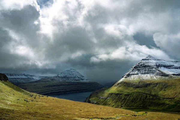 Nádherný Výhled Malebné Fjordy Faerských Ostrovech Obce Funningur Zasněženými Horami — Stock fotografie