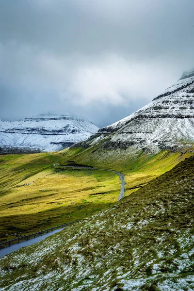 Funningur Köyü Yakınlarındaki Faroe Adaları Ndaki Manzaralı Fiyortların Karla Kaplı — Stok fotoğraf