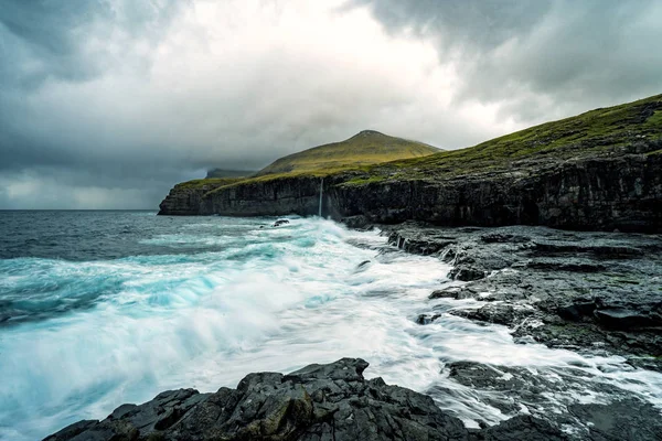 Paisagem Dramática Ilha Faroé Com Uma Das Muitas Cachoeiras — Fotografia de Stock