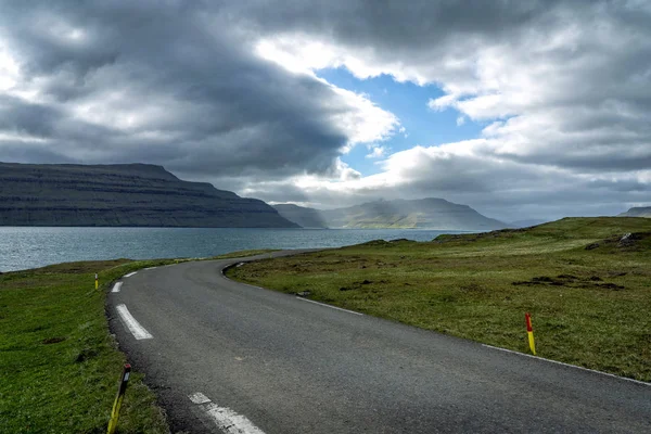 Dramatyczny Krajobraz Wysp Owczych Odległą Drogą Środku Gór — Zdjęcie stockowe