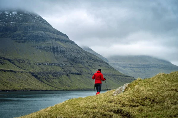 Unga Kvinnliga Vandrare Vandrar Stig Intill Bred Fjord Färöarna — Stockfoto