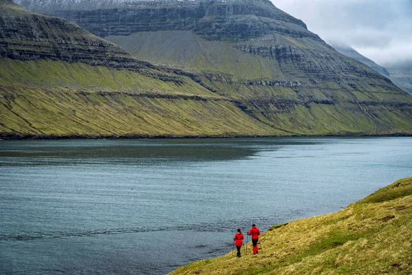 Two Female Hikers Walking Trail Next Wide Fjord Faroe Islands — Stock Photo, Image