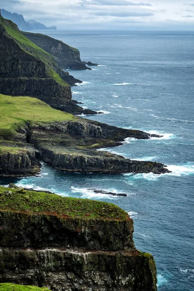 Faroe Adaları Ndaki Mykines Okyanusa Bakan Dev Deniz Kayalıklarının Manzarası — Stok fotoğraf