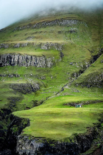 Scena Tipica Dell Isola Faroe Singola Casetta Ripida Collina Erbosa — Foto Stock