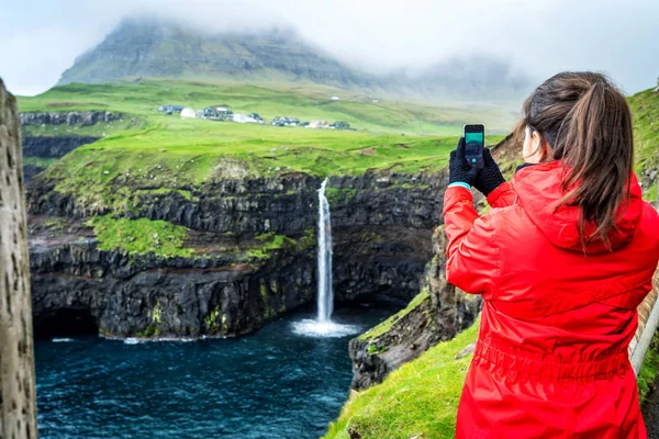 Genç Bayan Gezginler Faroe Adaları Nın Arka Planında Gasadalur Köyü — Stok fotoğraf