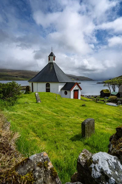 Vista Panorâmica Igreja Aldeia Haldorsvik Nas Ilhas Faroé Imagens Royalty-Free