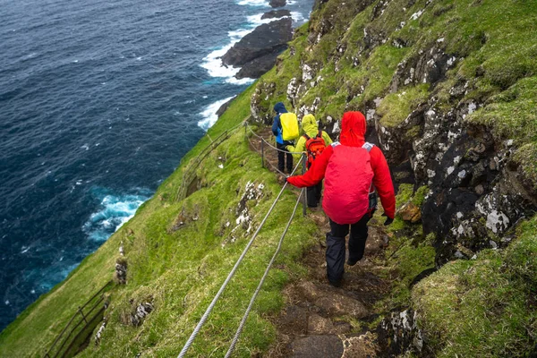 Tres Jóvenes Excursionistas Caminando Por Sendero Isla Mykines Islas Feroe Imagen De Stock