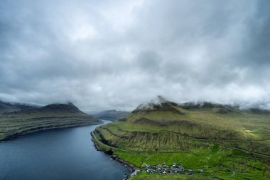 Funningur köyü yakınlarındaki Faroe Adaları 'ndaki manzaralı fiyortların bulutlarla kaplı dağları, Faroe Adaları, Danimarka, Avrupa.