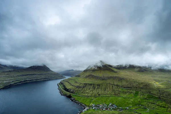 Funningur Köyü Yakınlarındaki Faroe Adaları Ndaki Manzaralı Fiyortların Bulutlarla Kaplı — Stok fotoğraf