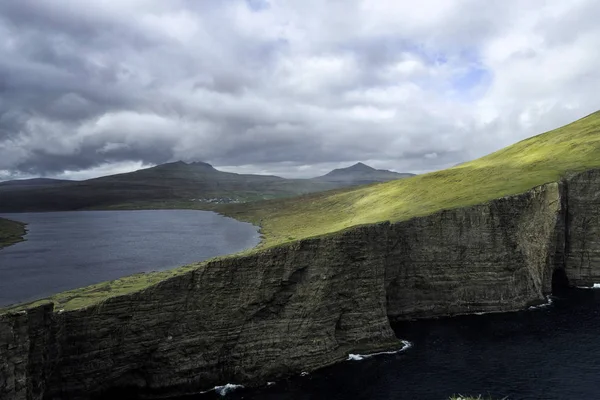 Faroe Adaları Ndaki Sonsuz Göl Üzerinde Sorvagsvatn Veya Leitisvatn Ile — Stok fotoğraf