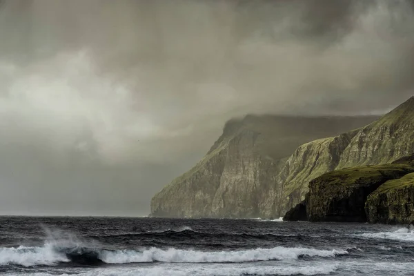 Faroe Adaları Ndaki Okyanusa Bakan Dev Deniz Kayalıklarının Manzarası — Stok fotoğraf