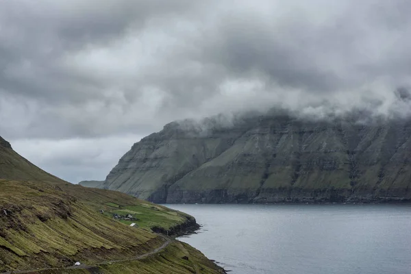Spektakulär Utsikt Över Natursköna Fjordarna Färöarna Med Molntäckta Berg — Stockfoto