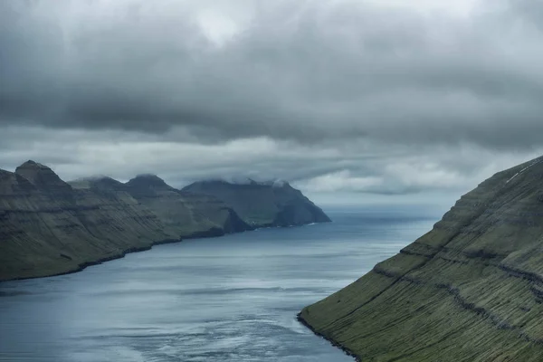 Spektakulär Utsikt Över Natursköna Fjordarna Färöarna Med Molntäckta Berg — Stockfoto