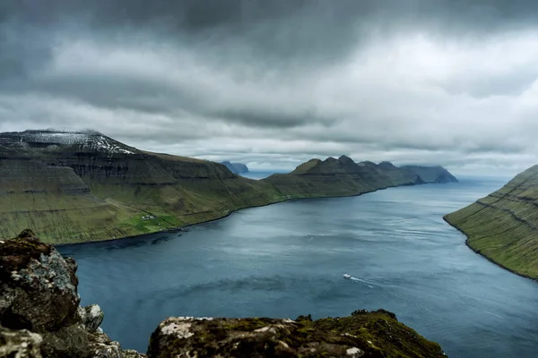 Spektakulär Utsikt Över Natursköna Fjordarna Färöarna Med Molntäckta Berg — Stockfoto