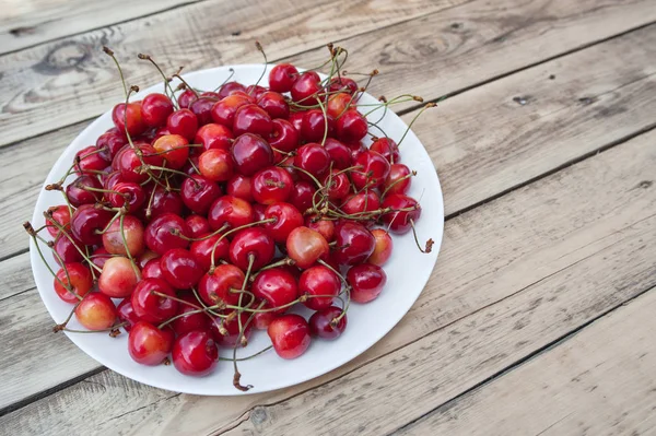 Geel Rood Oranje Cherry Berry Met Groene Bladeren Een Lichte — Stockfoto
